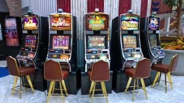 bentleyslot mobile app interface showing Infinite Blackjack controls and live stream